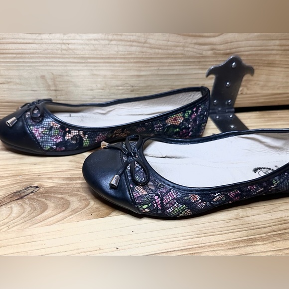 2 PAIR of P & W round toe ballet flats Black & cream lace floral w/ bow 605 - Picture 3 of 14
